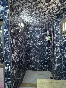 a bathroom with a black and white wall at LOFT Avec une vue paradisiaque in Imouzzer Kandar
