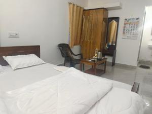 Postel nebo postele na pokoji v ubytování Keerthi Residency