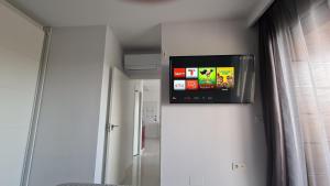 Telewizja i/lub zestaw kina domowego w obiekcie Penthouse 2 bedrooms in Mil Palmeras