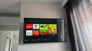 Telewizja i/lub zestaw kina domowego w obiekcie Penthouse 2 bedrooms in Mil Palmeras