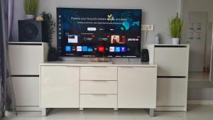 Telewizja i/lub zestaw kina domowego w obiekcie Penthouse 2 bedrooms in Mil Palmeras