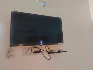 TV a/nebo společenská místnost v ubytování Keerthi Residency
