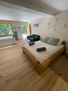 Posezení v ubytování Jacuzzi en forêt