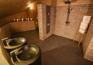 un bagno con lavandino e WC di The Nest by Sonara a Dubai