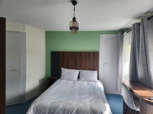 Postel nebo postele na pokoji v ubytování Hôtel Chateaubriand