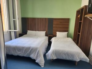 Postel nebo postele na pokoji v ubytování Hôtel Chateaubriand + 16 fotografií