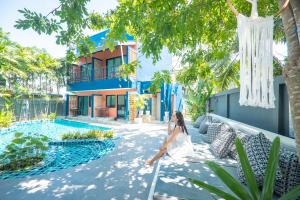 Bazén v ubytování KRAAM Silhouette Hotel and Cafe Phuket nebo v jeho okolí