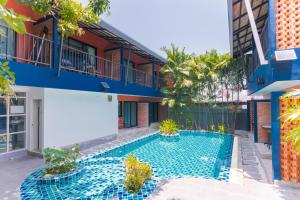 Bazén v ubytování KRAAM Silhouette Hotel and Cafe Phuket nebo v jeho okolí