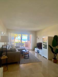 ein Wohnzimmer mit Sofa und Tisch in der Unterkunft Los Granados de la Duquesa in San Luis de Sabinillas + 52 Fotos