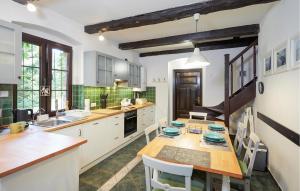 Η κουζίνα ή μικρή κουζίνα στο Pet Friendly Home In Sasino With Sauna