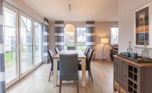 una sala da pranzo con tavolo e sedie di Seelöwe a Zingst