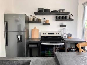 Kuchyň nebo kuchyňský kout v ubytování Casa Obscura Modern Surf Shack