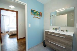 Ένα μπάνιο στο La Maison Bleue I Belle vue mer et Jardin