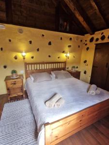a bedroom with a bed with two towels on it at CHC - Casa Rural del Molino in Buenavista del Norte