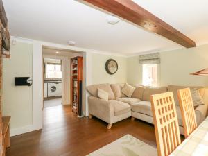 un soggiorno con un divano e un tavolo di Easter Cottage a Dersingham