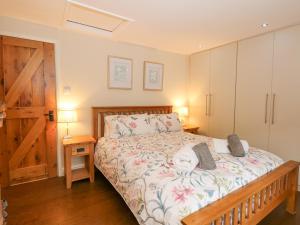 una camera da letto con un letto e una porta di legno di Easter Cottage a Dersingham