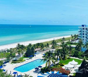 Bazen u ili blizu objekta Alexander 511 Beachfront condo with 2 pools, direct beach access, sauna, tikki bar