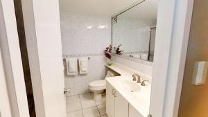 Kupatilo u objektu Alexander 511 Beachfront condo with 2 pools, direct beach access, sauna, tikki bar