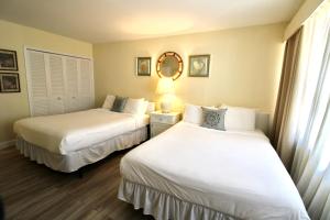 Krevet ili kreveti u jedinici u okviru objekta Alexander 511 Beachfront condo with 2 pools, direct beach access, sauna, tikki bar