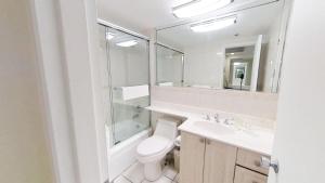 Kupatilo u objektu Alexander 511 Beachfront condo with 2 pools, direct beach access, sauna, tikki bar