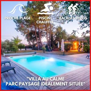 einen Pool mit einer Holzterrasse neben einem Haus in der Unterkunft "LA VILLA DES HAUTES MER" Villa 4 étoiles, 10 personnes, piscine privée chauffée, parc arboré, proche plage et marais in Talmont