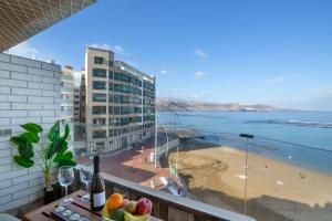 - Balcón con vistas a la playa y al edificio en flat Belvedere las canteras beach, en Las Palmas de Gran Canaria