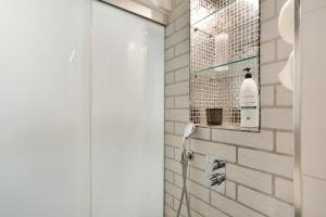 Una ducha en un baño con una pared de ladrillo blanco. en flat Belvedere las canteras beach, en Las Palmas de Gran Canaria 17 fotos más