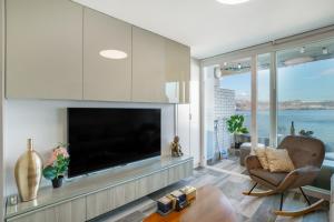 Una sala de estar con un televisor de pantalla plana grande. en flat Belvedere las canteras beach, en Las Palmas de Gran Canaria