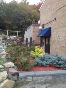 een tuin met bloemen voor een bakstenen gebouw bij Paris Plaza in Elliot Lake