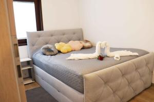 ein Bett mit Stofftieren darauf in einem Zimmer in der Unterkunft Holzhaus am Listersee in Windebruch