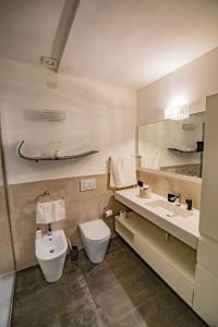 une salle de bain avec toilettes, lavabo et miroir dans l'établissement Casa di Anna, à Pistoia