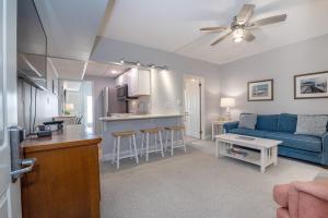 オーシャンシティにあるBiscayne Suitesのリビングルーム(青いソファ付)、キッチン