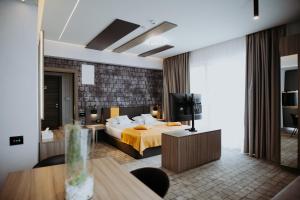 a hotel room with a bed and a television at Hotel Epic Centrum in Cisnădie +92 photos