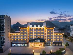 una rappresentazione di un hotel con montagne sullo sfondo di 隽雅酒店芙蓉镇景区点 a Wang-ts'un