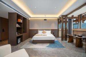 Letto o letti in una camera di 隽雅酒店芙蓉镇景区点