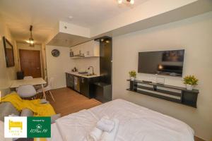 TV a/nebo společenská místnost v ubytování RcplacePH T3-339 - Pine Suites Tagaytay