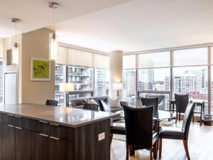 Una cocina o cocineta en Luxury Apt with Gym Downtown