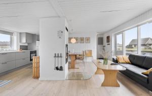 Dapur atau dapur kecil di 2 Bedroom Nice Home In Thisted