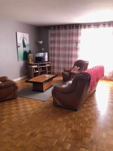 Una sala de estar con dos sillas y una mesa. en Ty Marie - Internet par fibre - Wifi gratuit, en Quimper 9 fotos más