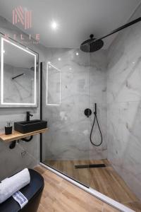 Serene, Nilie Hospitality MGMT في سلانيك: حمام مع دش ومغسلة