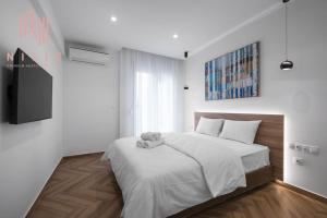 Serene, Nilie Hospitality MGMT في سلانيك: غرفة نوم مع سرير مع دمية دب عليها