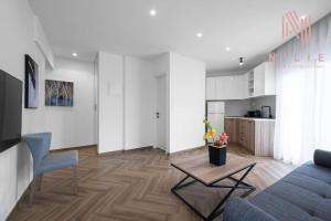 Serene, Nilie Hospitality MGMT في سلانيك: غرفة معيشة مع أريكة وطاولة