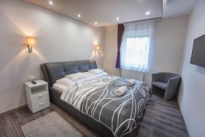 Rúm í herbergi á Németh Apartman Sárvár