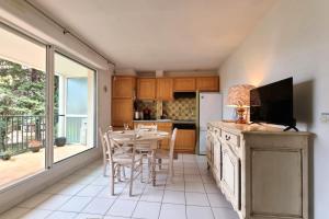 a kitchen with a table and a dining room at Ô Saphir de Collioure - Proche plage - Garage - WIFI in Collioure