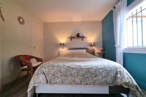 a bedroom with a bed and a window at Ô Saphir de Collioure - Proche plage - Garage - WIFI in Collioure +13 photos