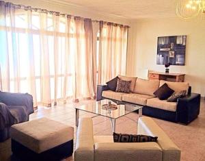 Istumisnurk majutusasutuses The Heights 2 Bedroom Apartment