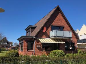 a red brick house with a gambrel roof at Haus Seehunde im Büsumer Kurviertel in Büsum