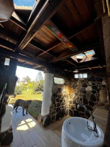 a bathroom with a stone wall and a tub at Vuelve al Origen - Nómadas Digitales in Tegueste