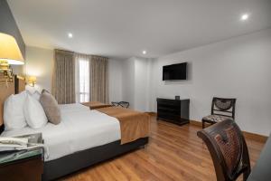 Postel nebo postele na pokoji v ubytování Hotel Le Manoir Bogotá + 37 fotografií