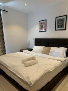 Ένα ή περισσότερα κρεβάτια σε δωμάτιο στο Embassy Gardens premier home +17 φωτογραφίες